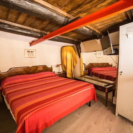 Alojamento de Acomodação e Pequeno-almoço Colonna Bed Nápoles